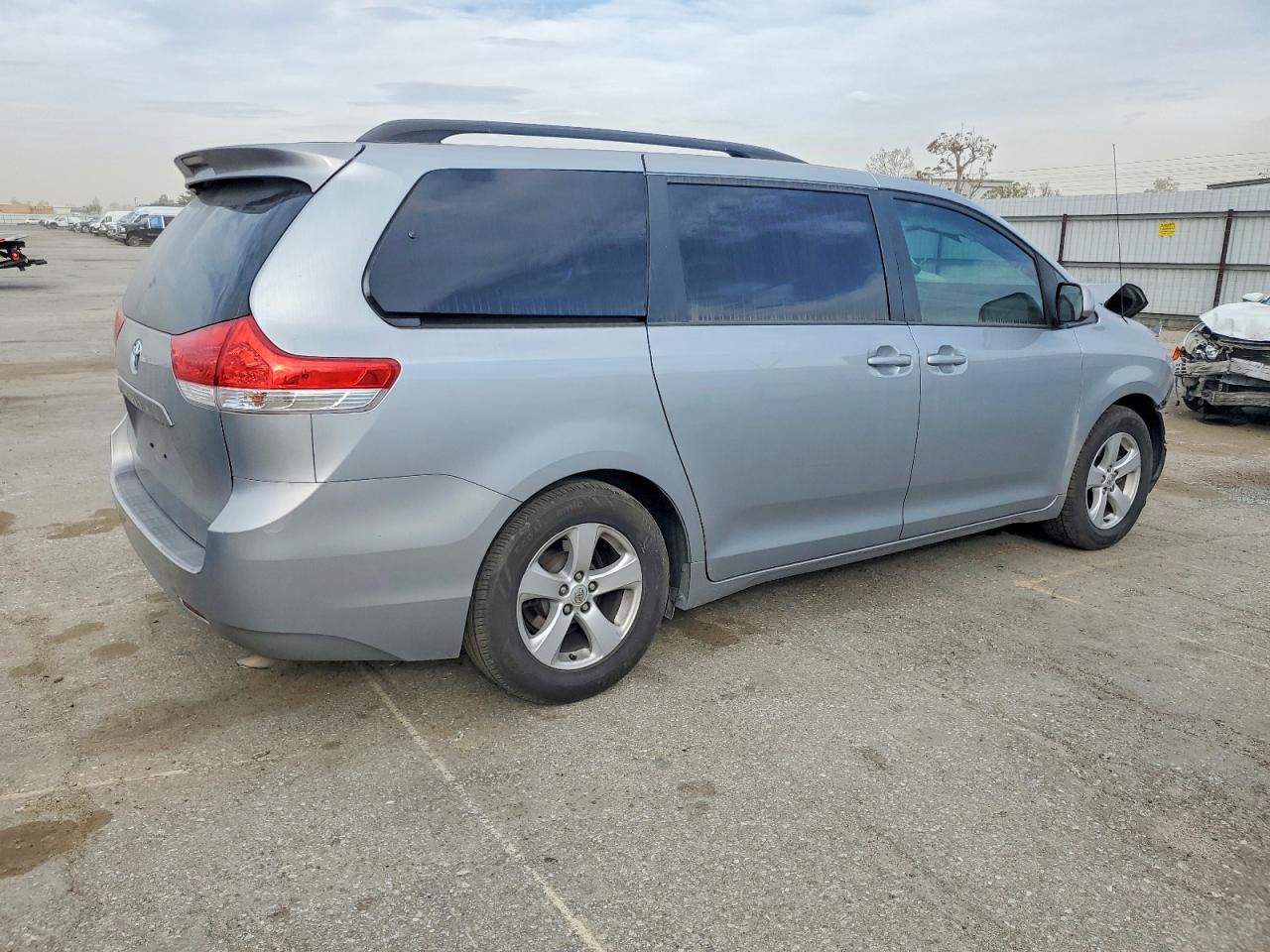 2014 TOYOTA SIENNA LE photo 3