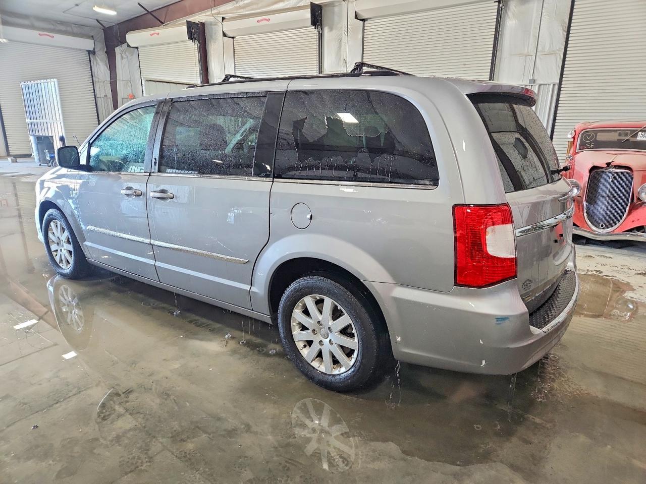 2013 CHRYSLER TOWN & COUNTRY TOURING photo 2
