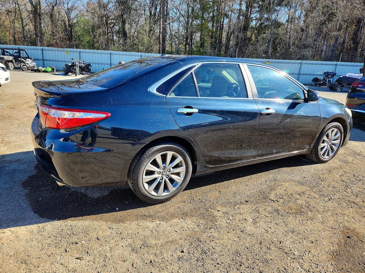 2016 TOYOTA CAMRY LE photo 3