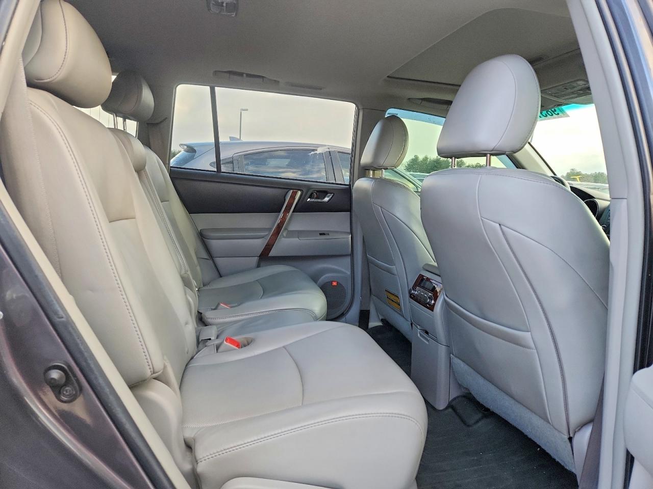2011 TOYOTA HIGHLANDER LIMITED photo 11