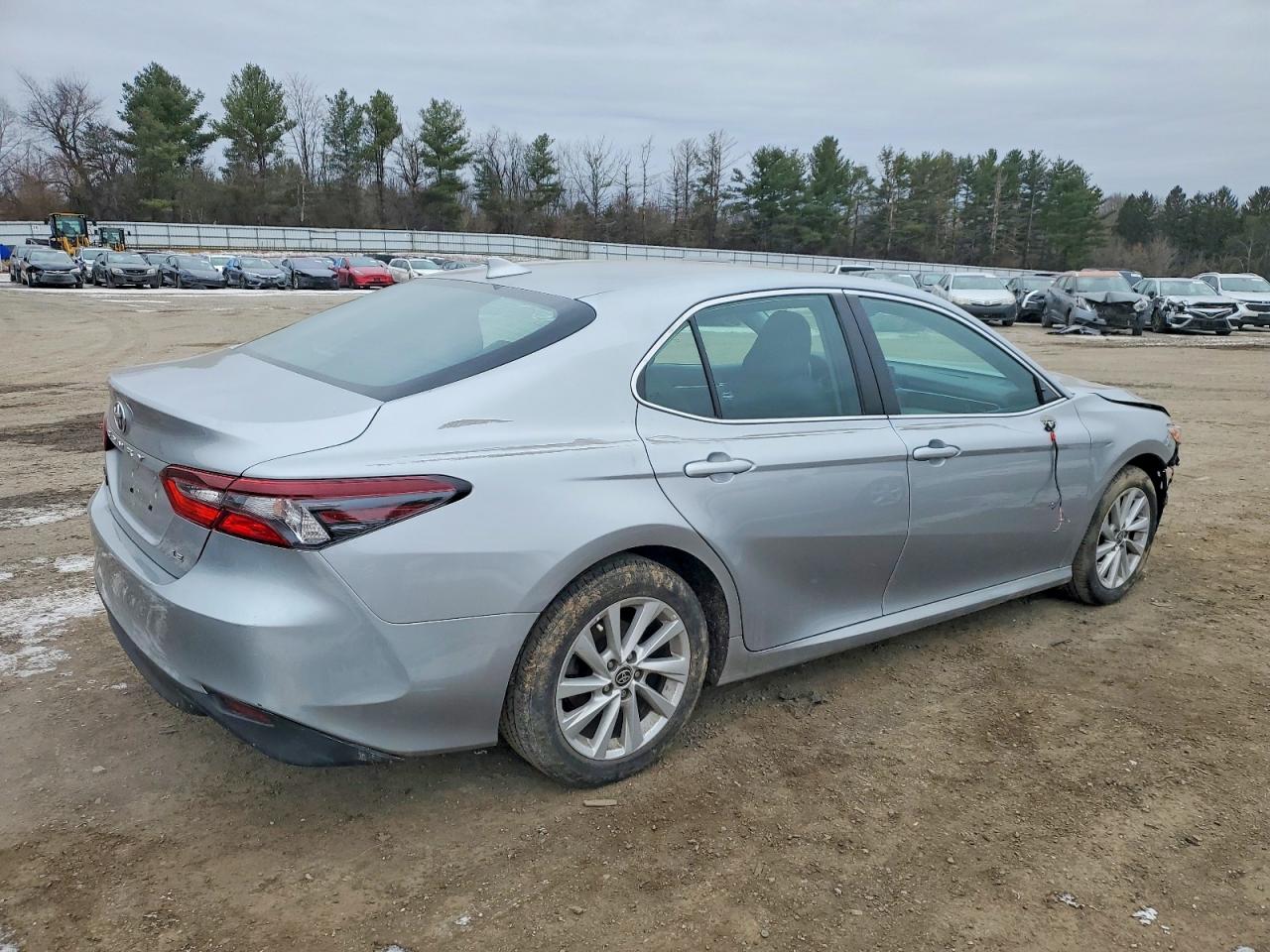2021 TOYOTA CAMRY LE photo 3
