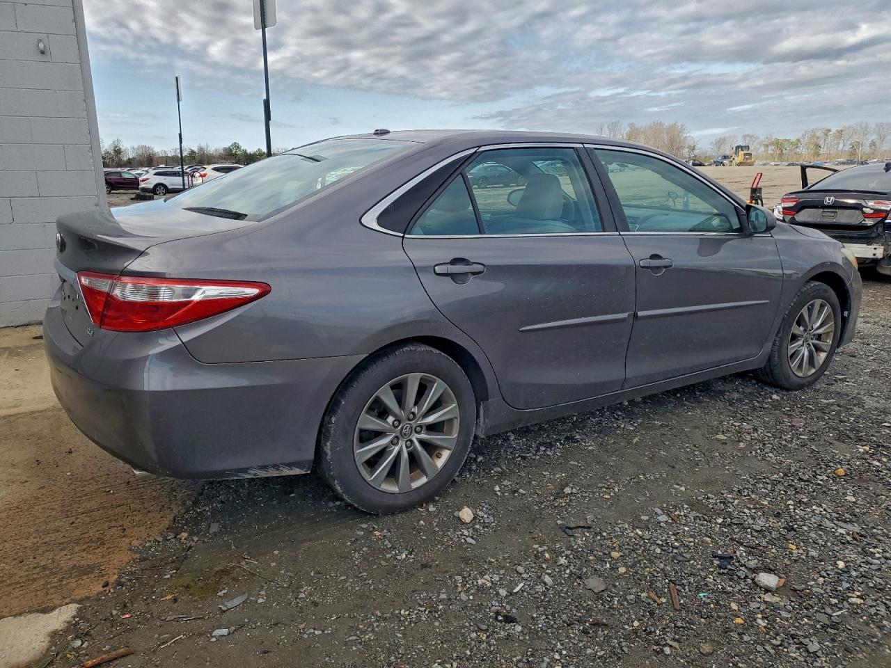 2016 TOYOTA CAMRY LE photo 3