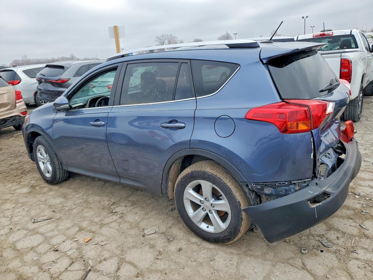 2014 TOYOTA RAV4 XLE photo 2