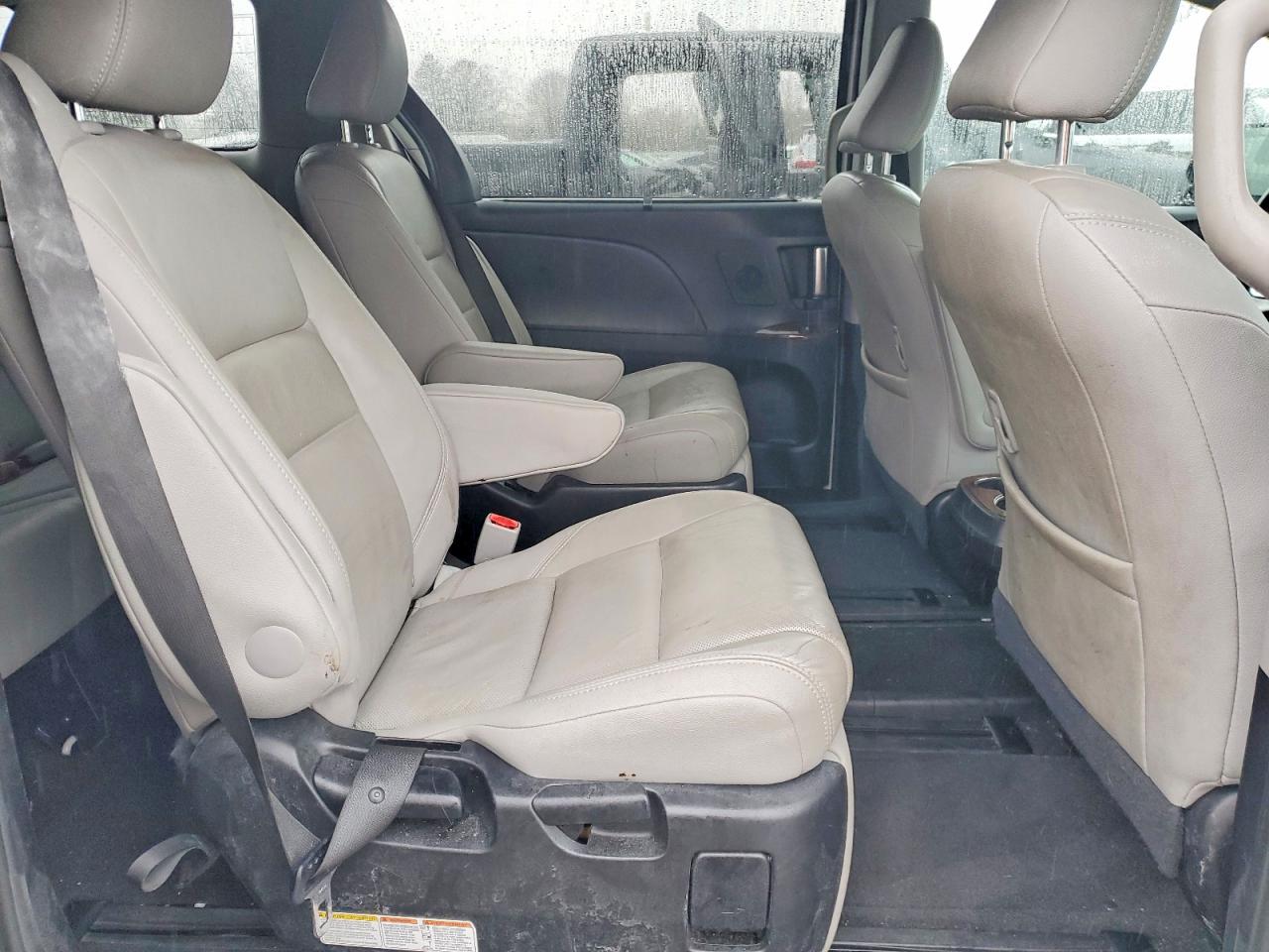2016 TOYOTA SIENNA XLE photo 11