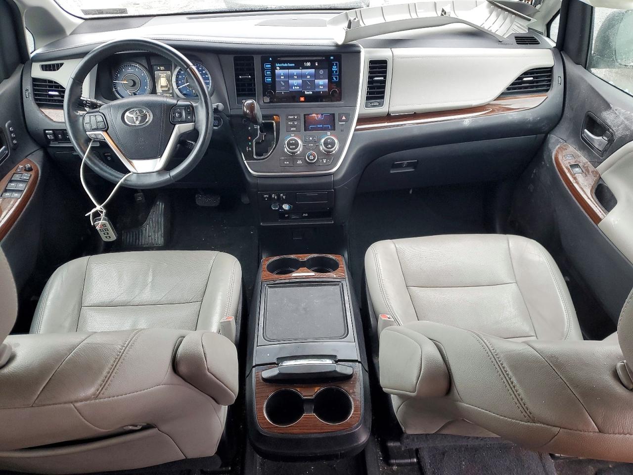2016 TOYOTA SIENNA XLE photo 8