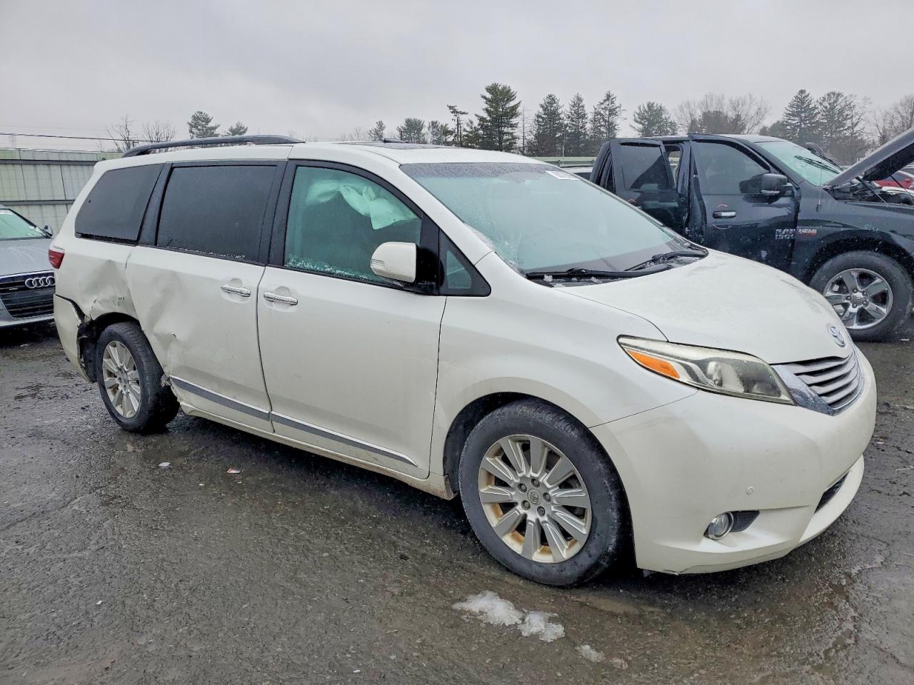 2016 TOYOTA SIENNA XLE photo 4