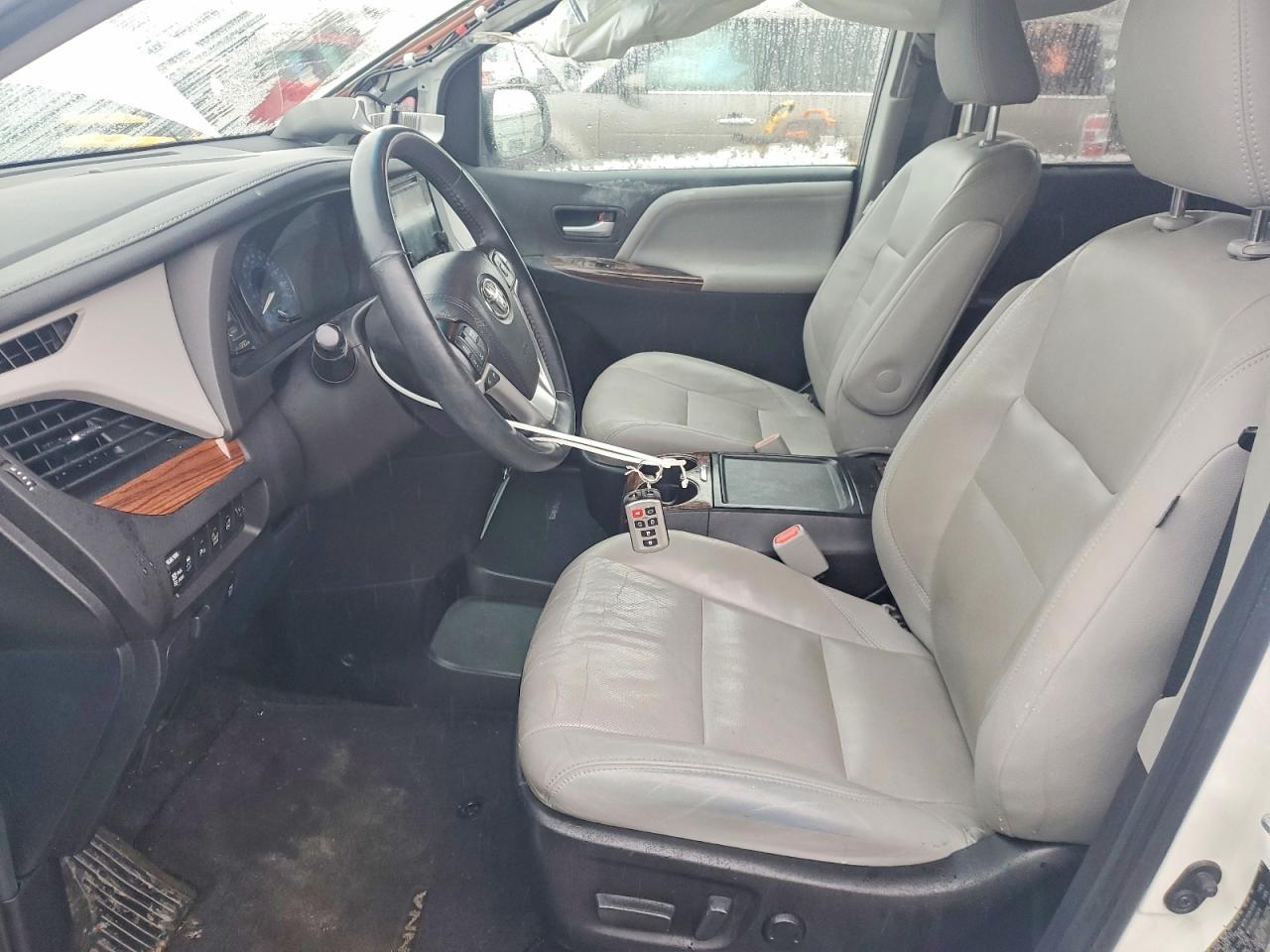 2016 TOYOTA SIENNA XLE photo 7