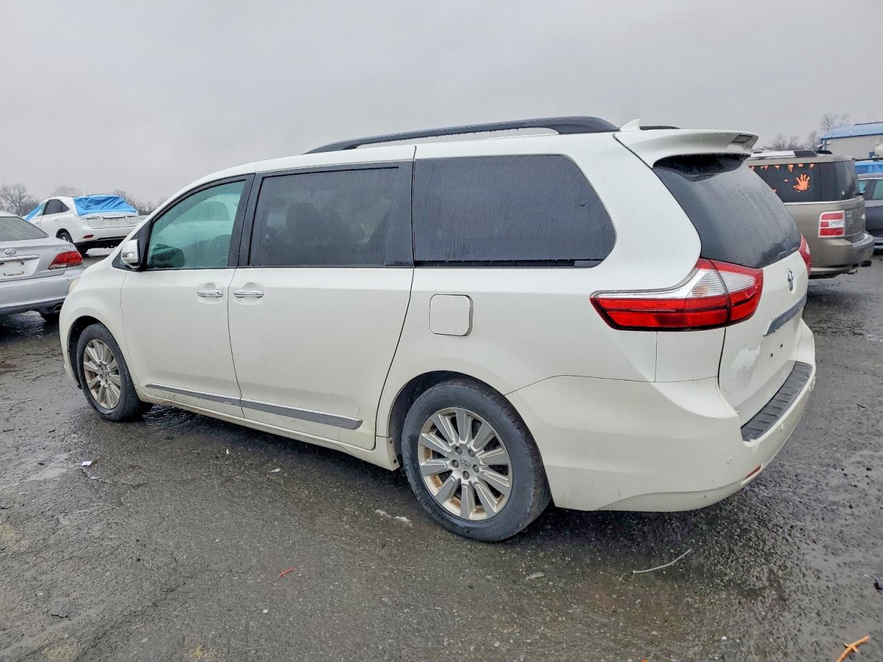 2016 TOYOTA SIENNA XLE photo 2