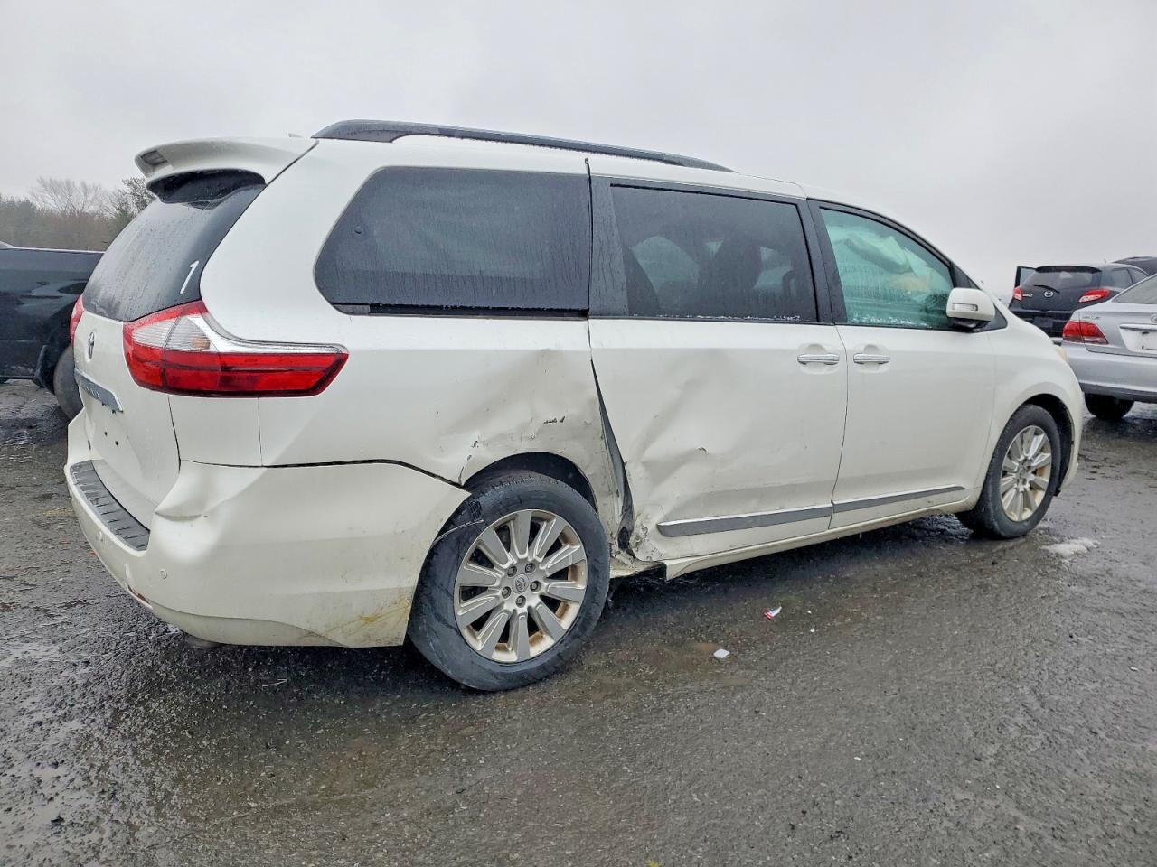 2016 TOYOTA SIENNA XLE photo 3