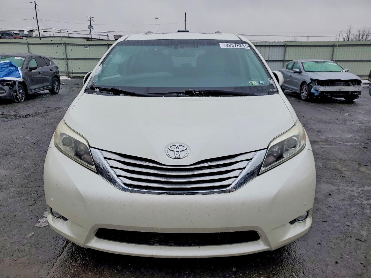 2016 TOYOTA SIENNA XLE photo 5