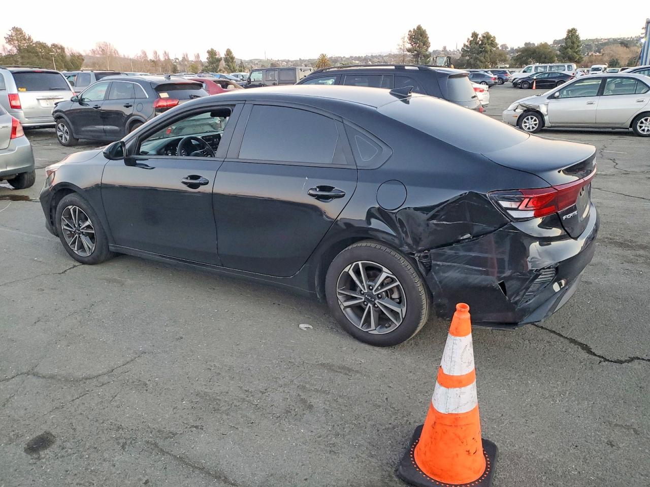 2023 KIA FORTE LX photo 2