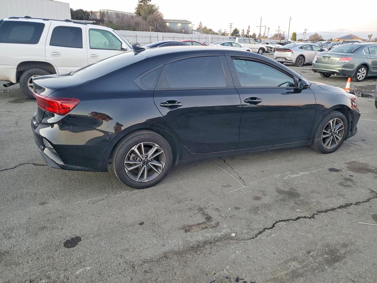 2023 KIA FORTE LX photo 3