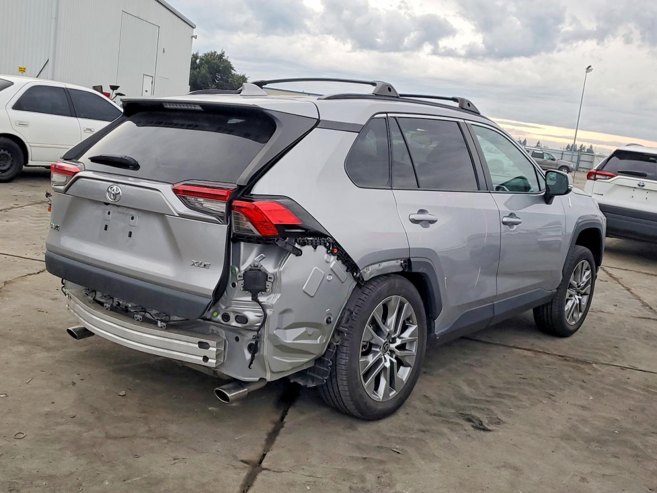 2022 TOYOTA RAV4 XLE PREMIUM photo 3