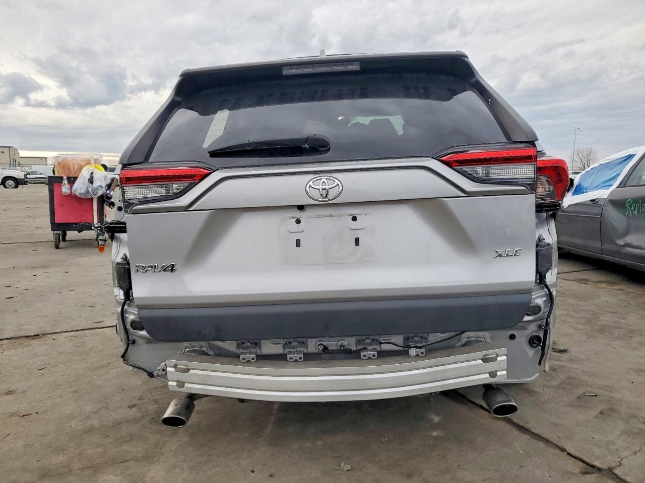 2022 TOYOTA RAV4 XLE PREMIUM photo 6