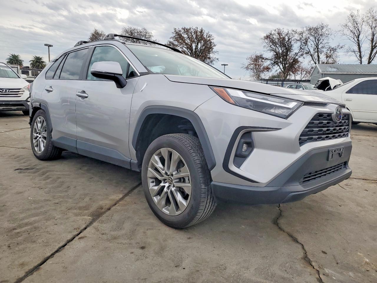 2022 TOYOTA RAV4 XLE PREMIUM photo 4