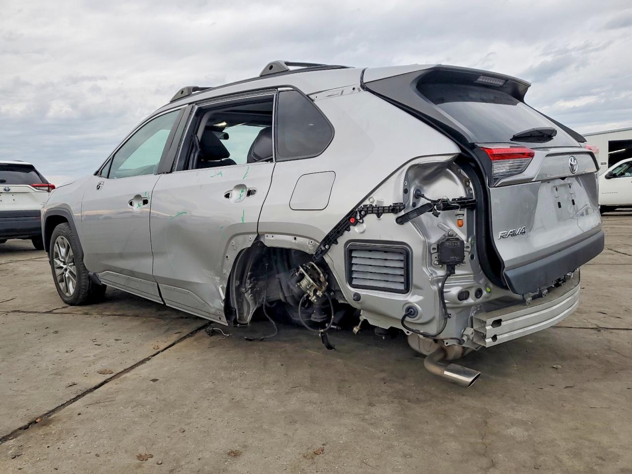 2022 TOYOTA RAV4 XLE PREMIUM photo 2