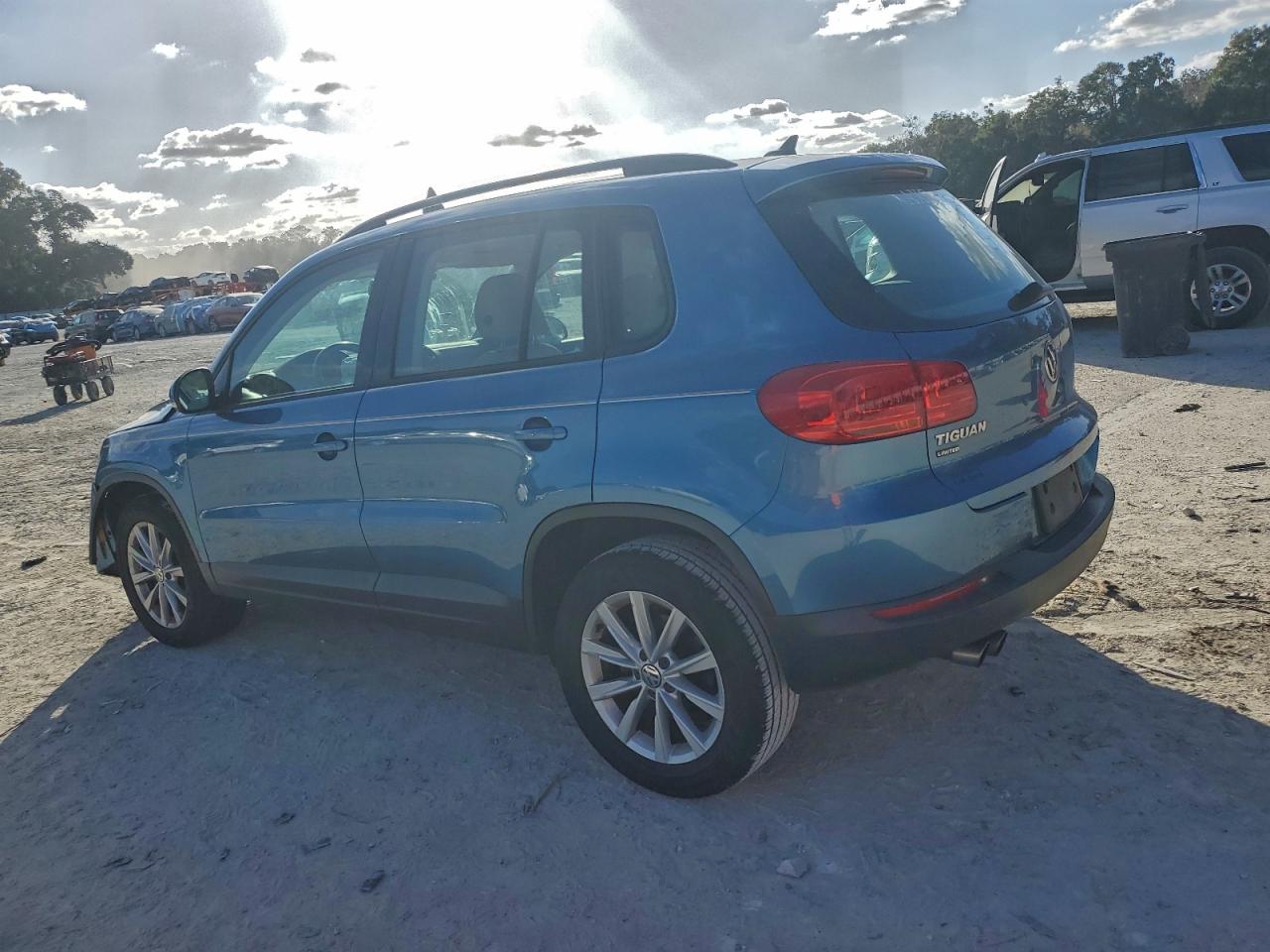 2017 VOLKSWAGEN TIGUAN S photo 2