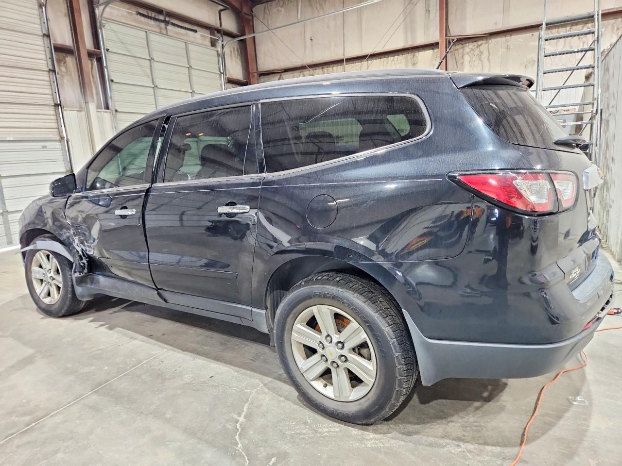 2014 CHEVROLET TRAVERSE LT photo 2