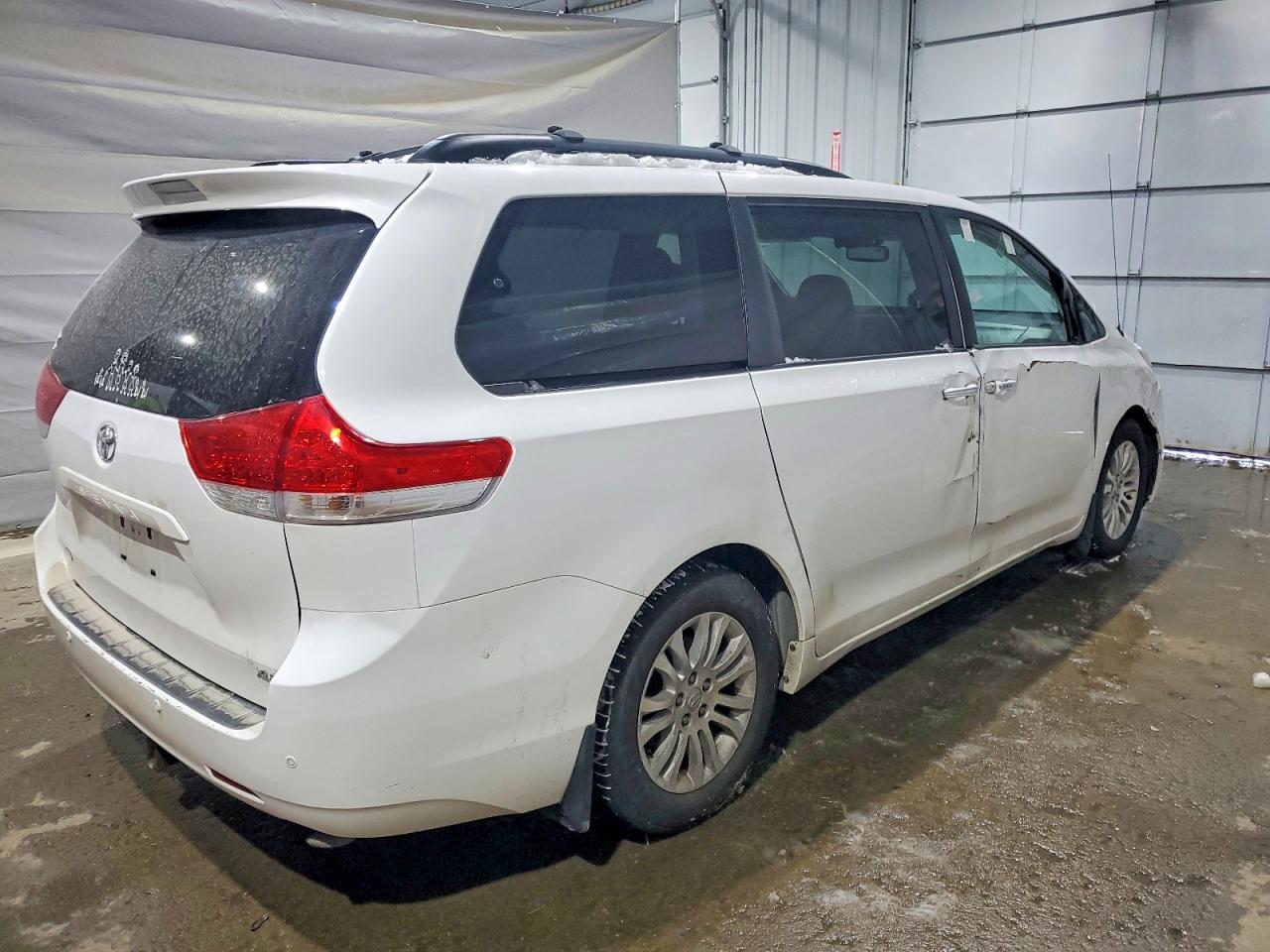 2013 TOYOTA SIENNA XLE photo 3