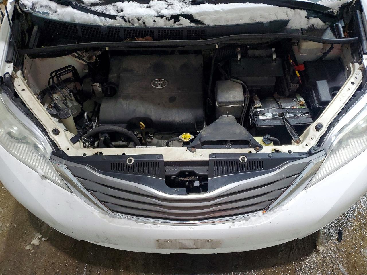 2013 TOYOTA SIENNA XLE photo 12