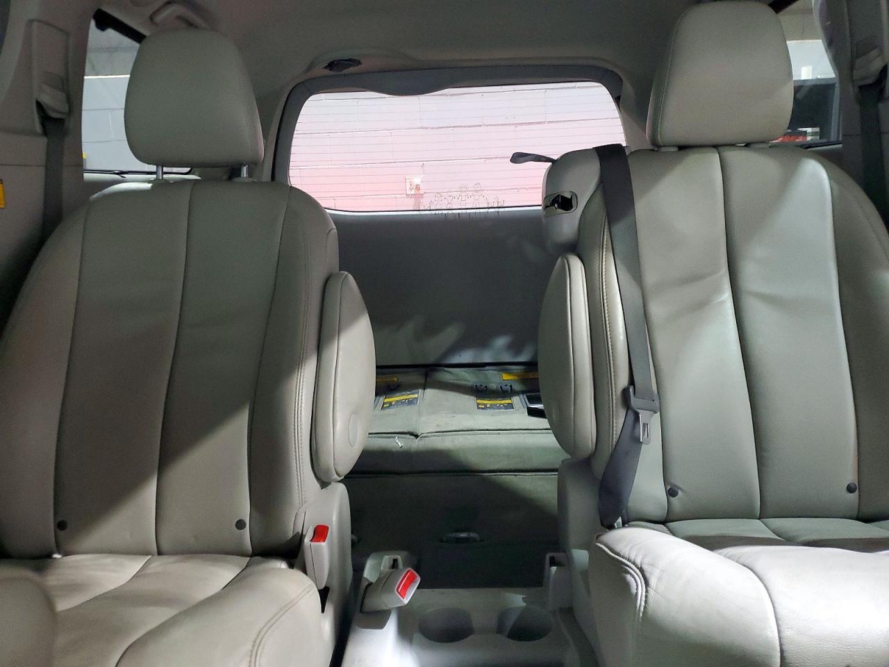 2013 TOYOTA SIENNA XLE photo 10