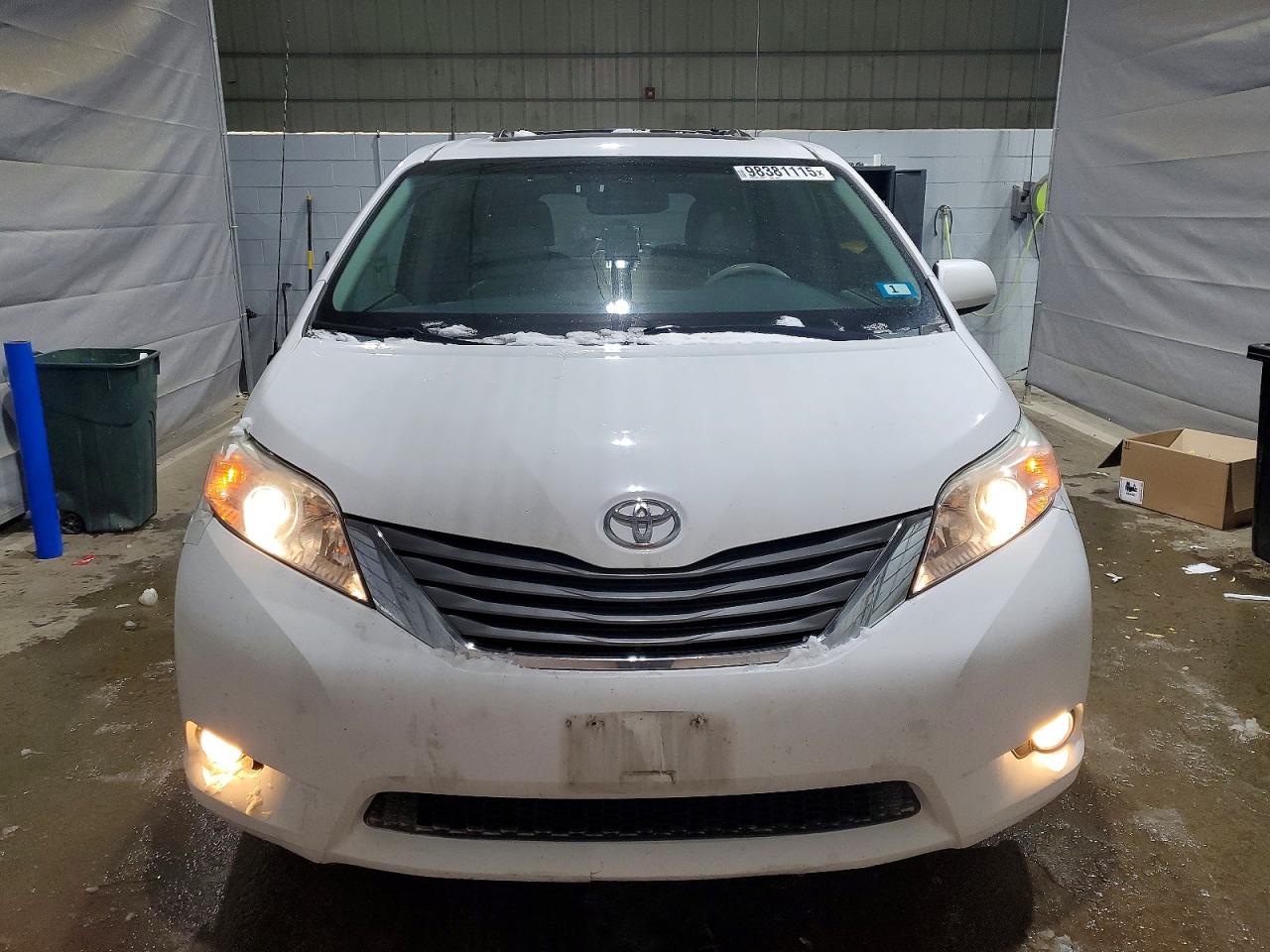 2013 TOYOTA SIENNA XLE photo 5