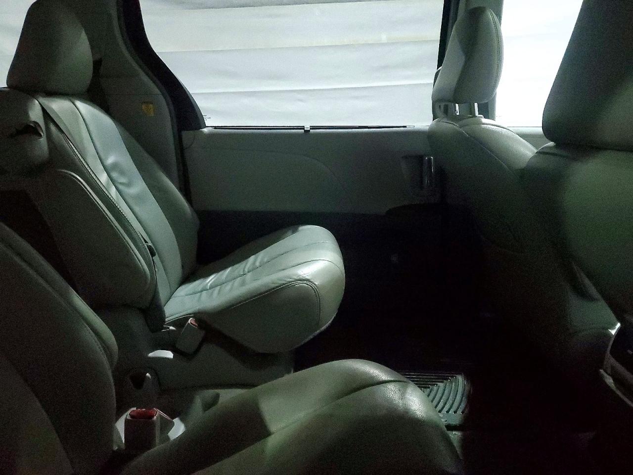 2013 TOYOTA SIENNA XLE photo 11