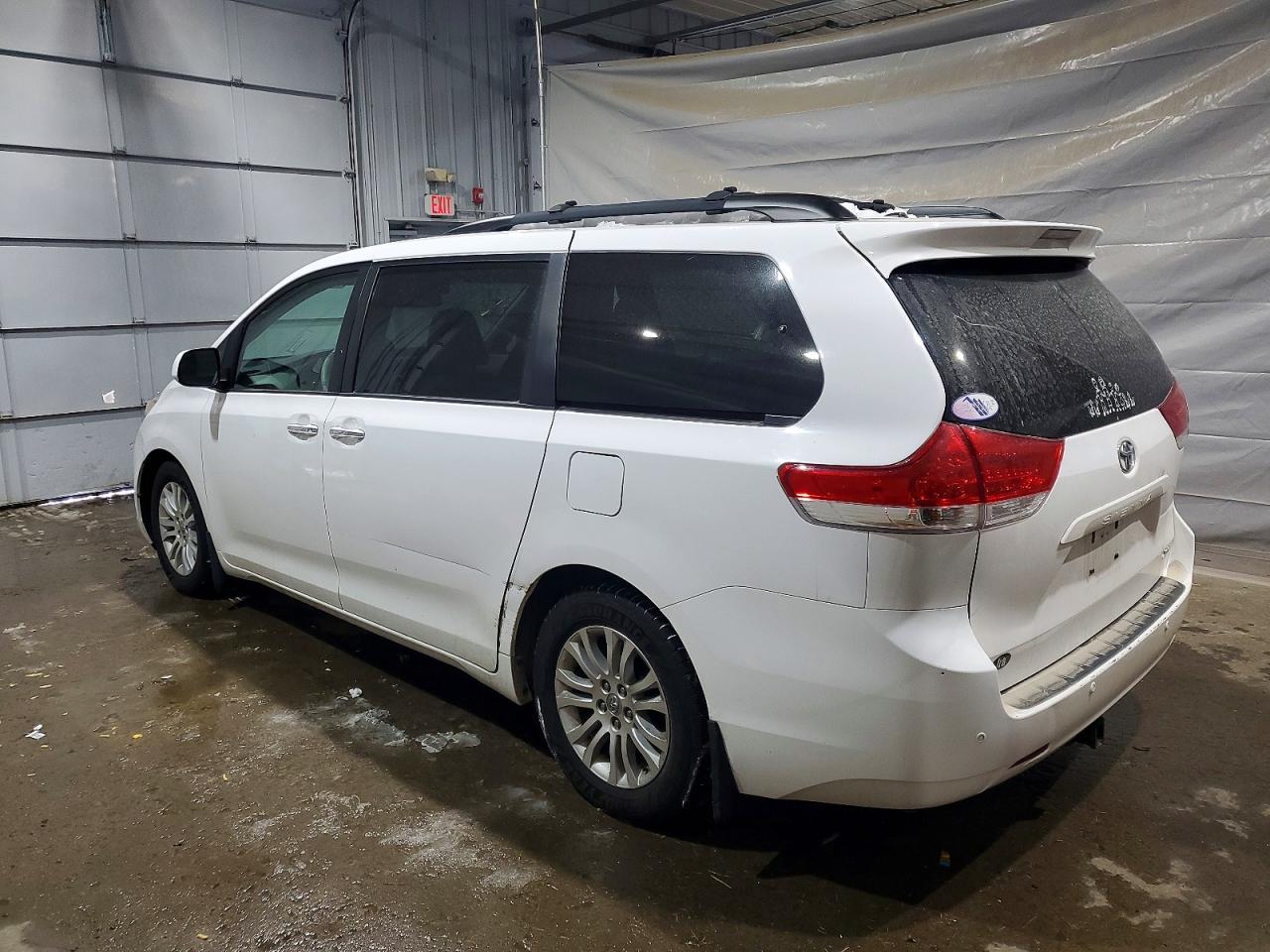 2013 TOYOTA SIENNA XLE photo 2