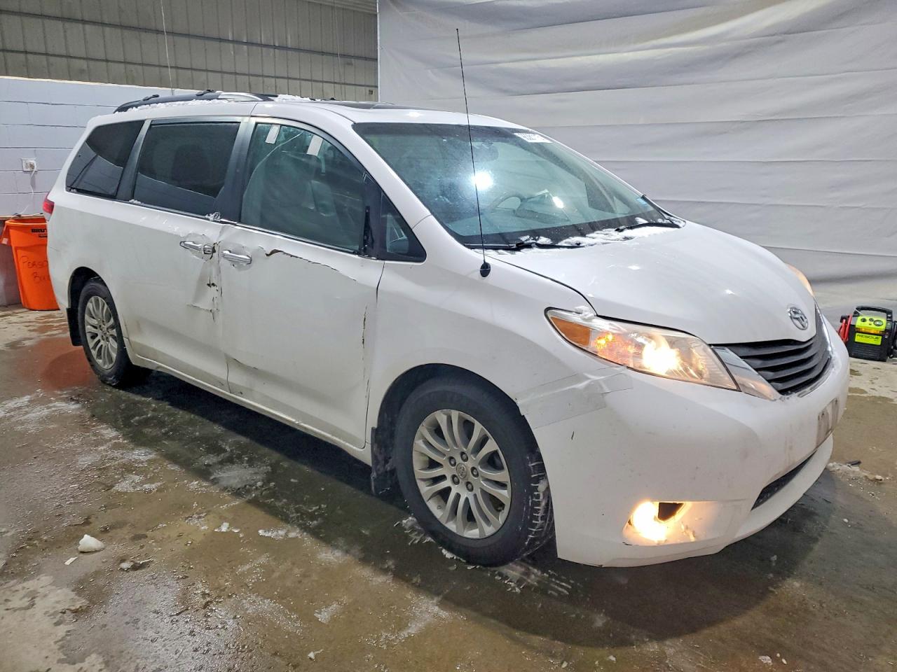 2013 TOYOTA SIENNA XLE photo 4