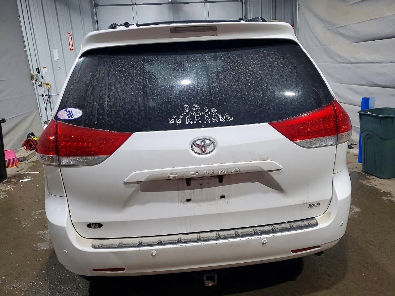 2013 TOYOTA SIENNA XLE photo 6