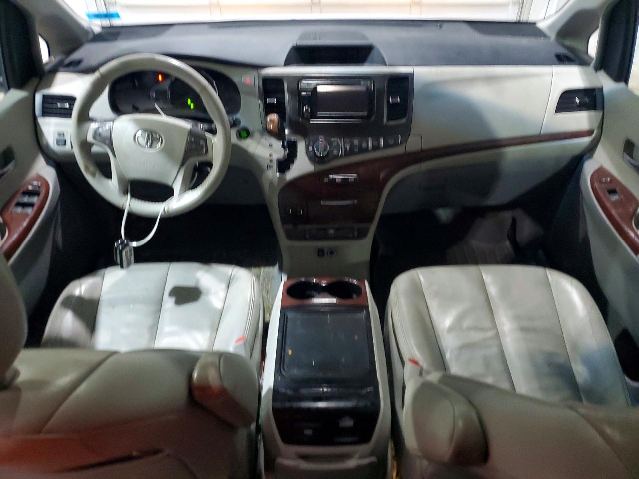 2013 TOYOTA SIENNA XLE photo 8