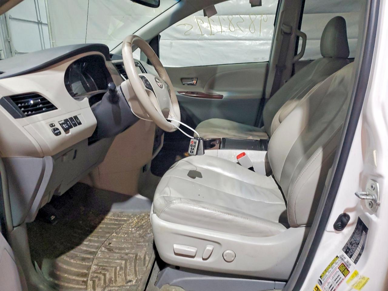 2013 TOYOTA SIENNA XLE photo 7