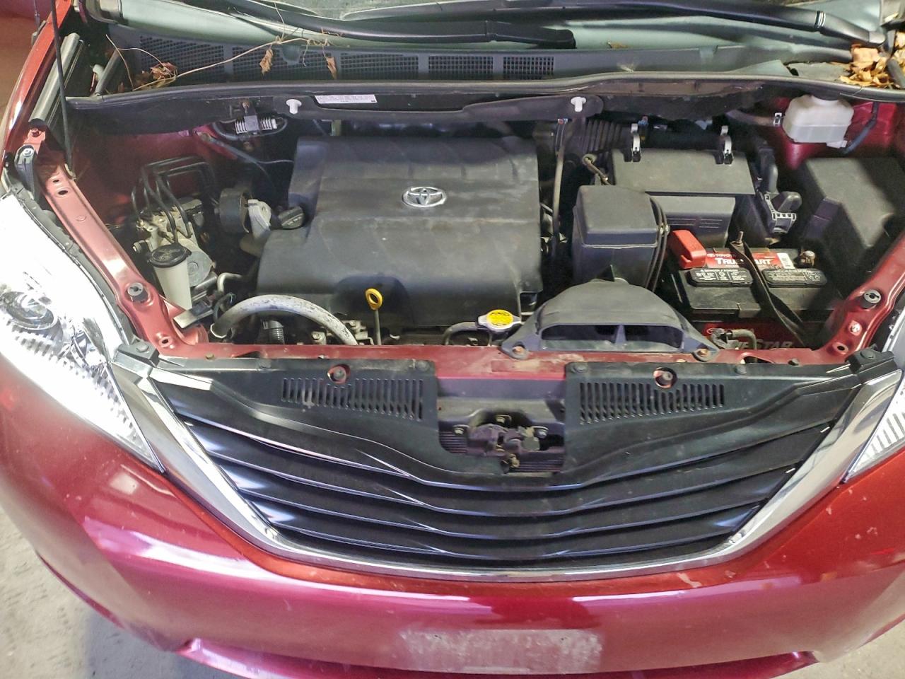 2014 TOYOTA SIENNA LE photo 12