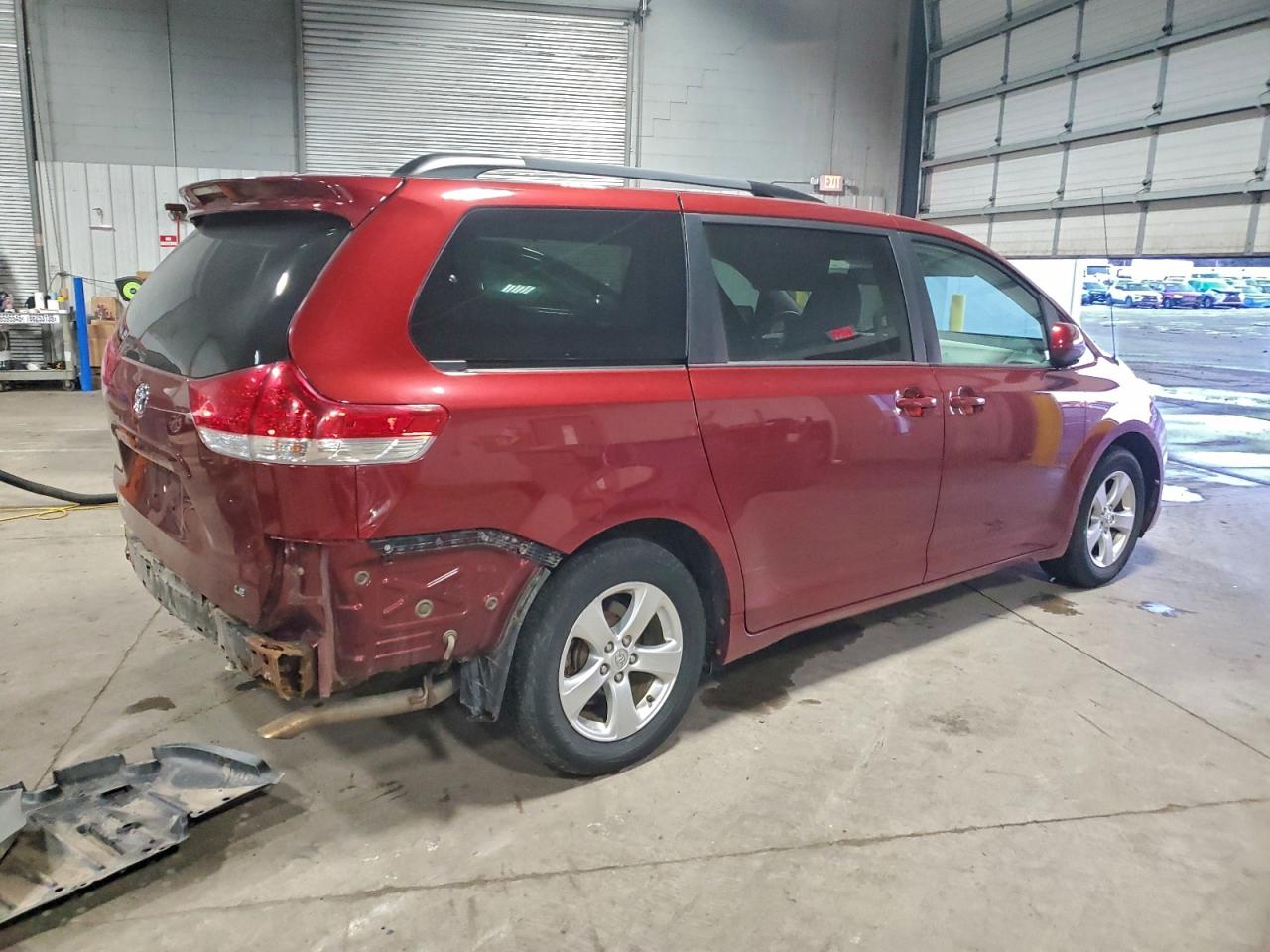 2014 TOYOTA SIENNA LE photo 3