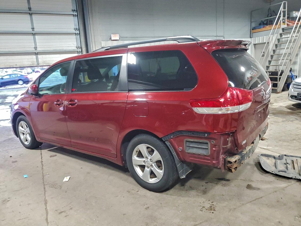 2014 TOYOTA SIENNA LE photo 2