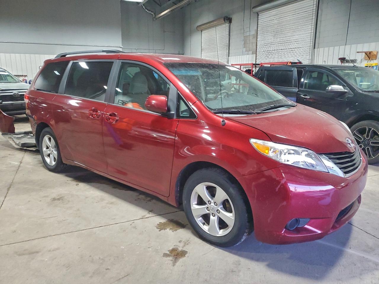 2014 TOYOTA SIENNA LE photo 4