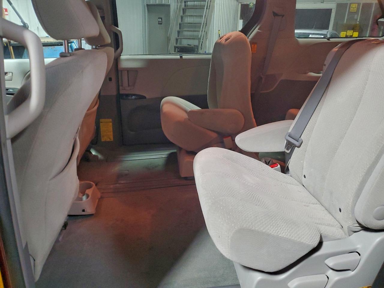 2014 TOYOTA SIENNA LE photo 11