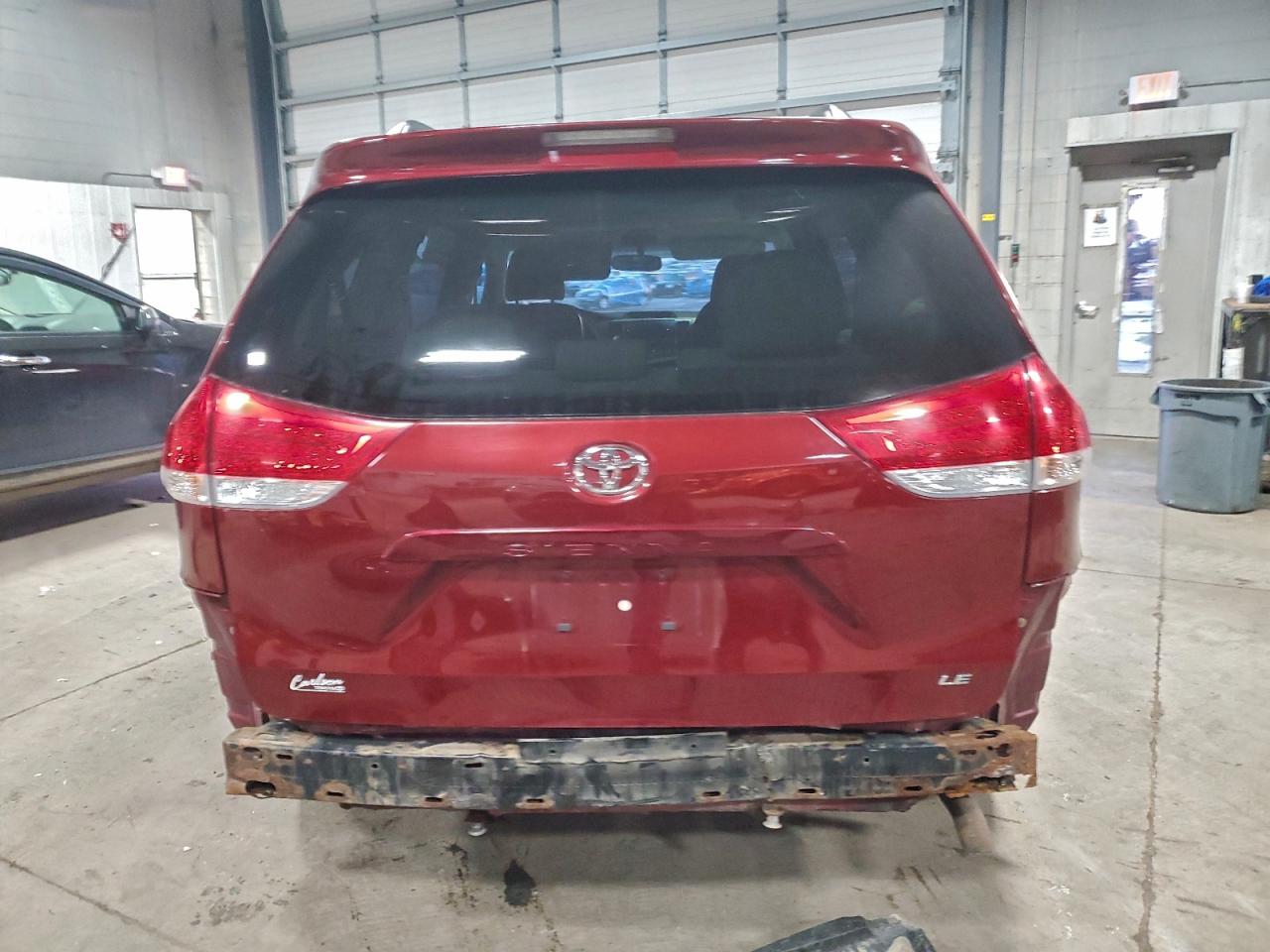 2014 TOYOTA SIENNA LE photo 6