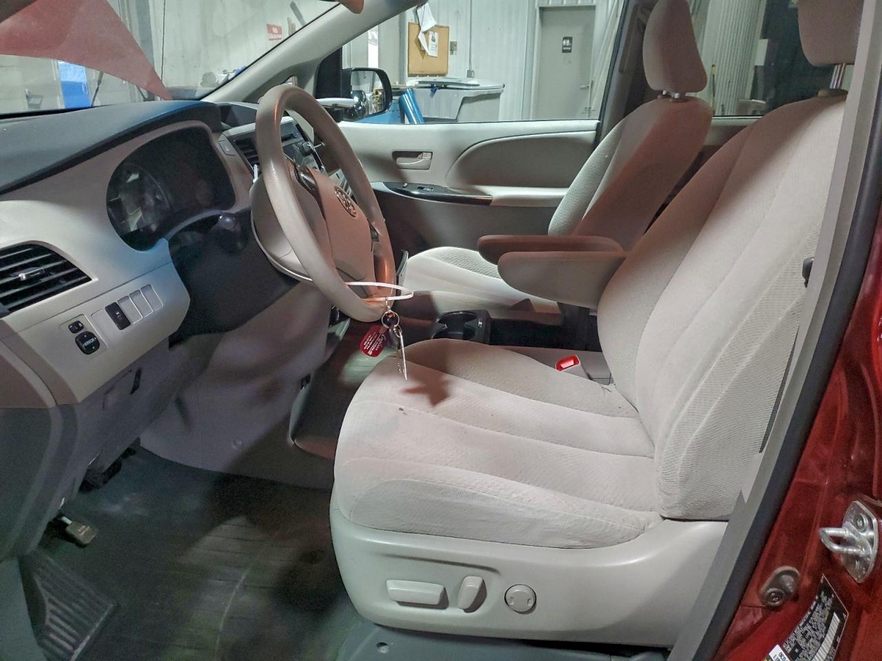 2014 TOYOTA SIENNA LE photo 7