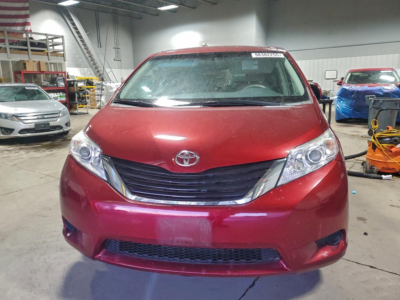 2014 TOYOTA SIENNA LE photo 5