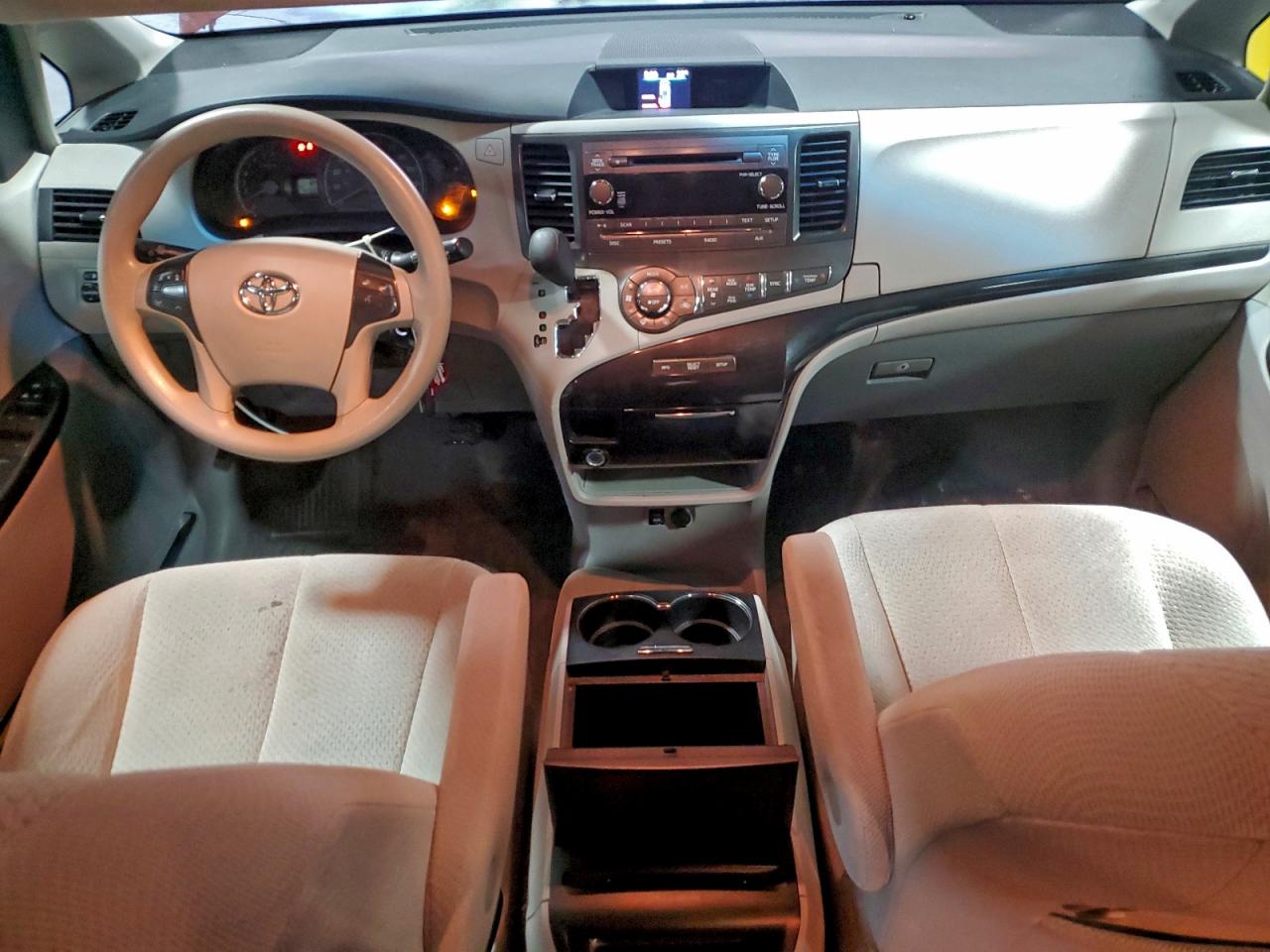 2014 TOYOTA SIENNA LE photo 8
