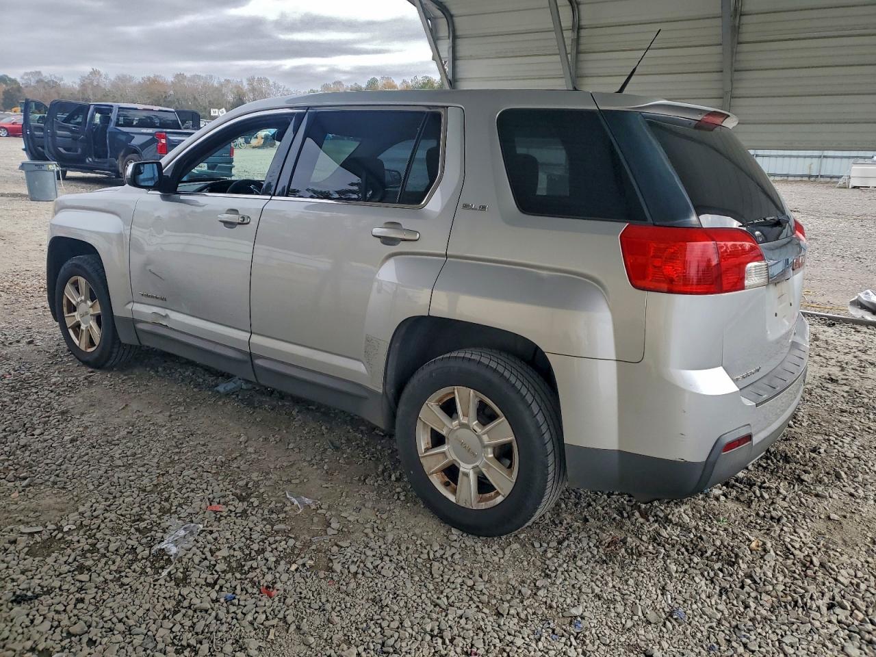 2012 GMC TERRAIN SLE photo 2