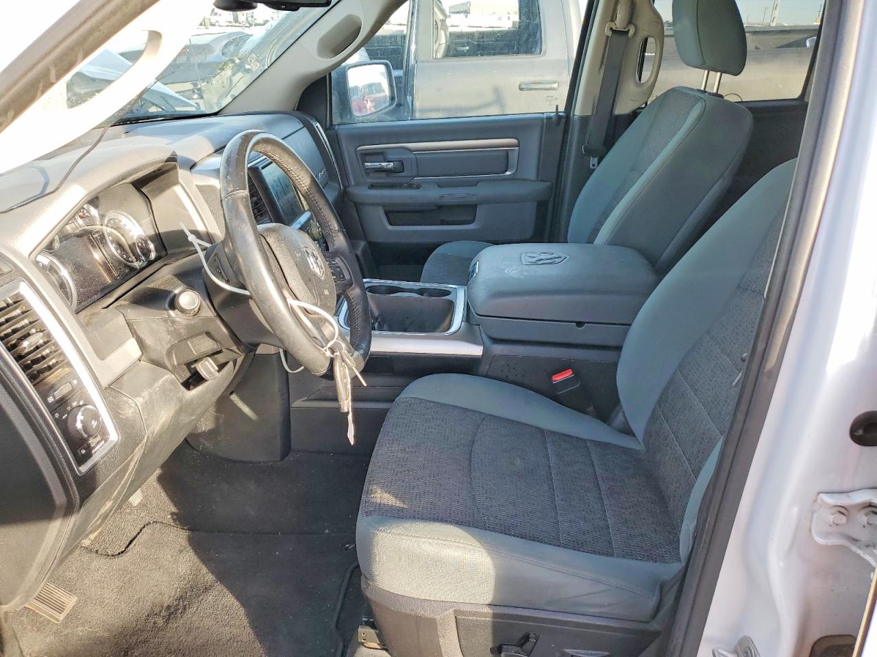 2016 RAM 1500 SLT photo 13