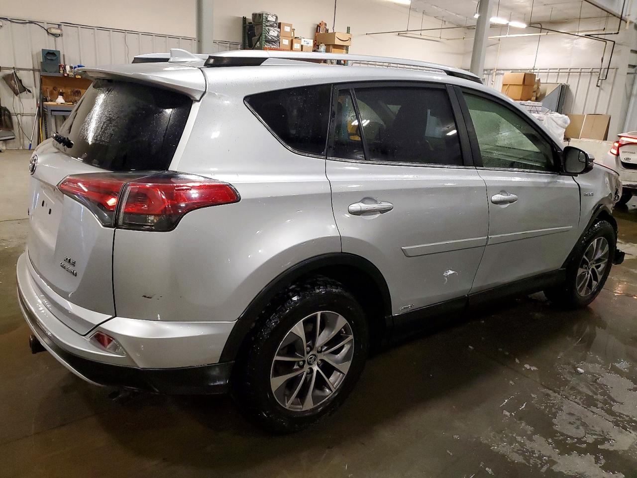 2016 TOYOTA RAV4 HV XLE photo 3