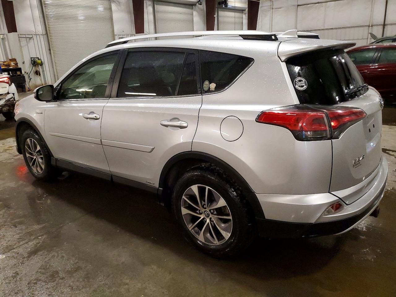 2016 TOYOTA RAV4 HV XLE photo 2