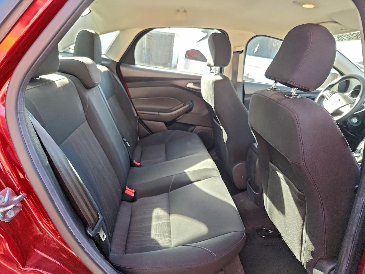 2017 FORD FOCUS SE photo 10