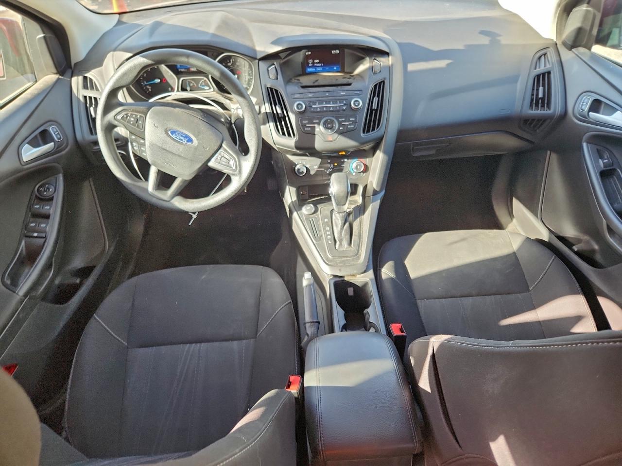 2017 FORD FOCUS SE photo 8