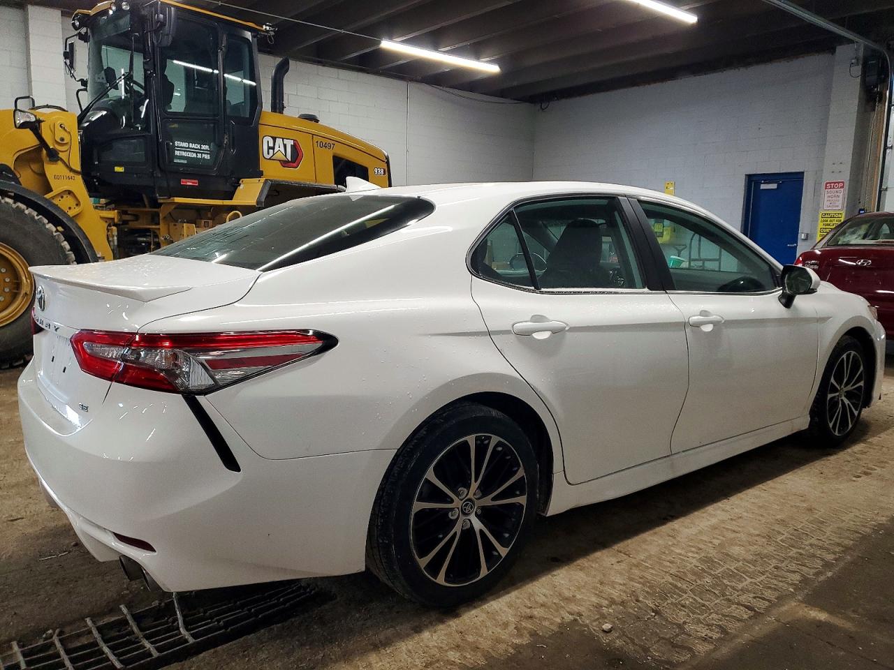 2019 TOYOTA CAMRY L photo 3