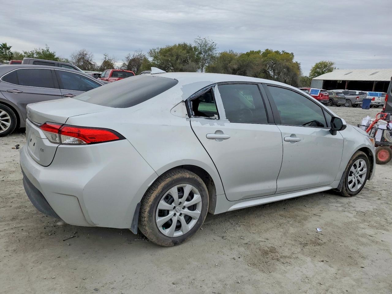 2024 TOYOTA COROLLA LE photo 3
