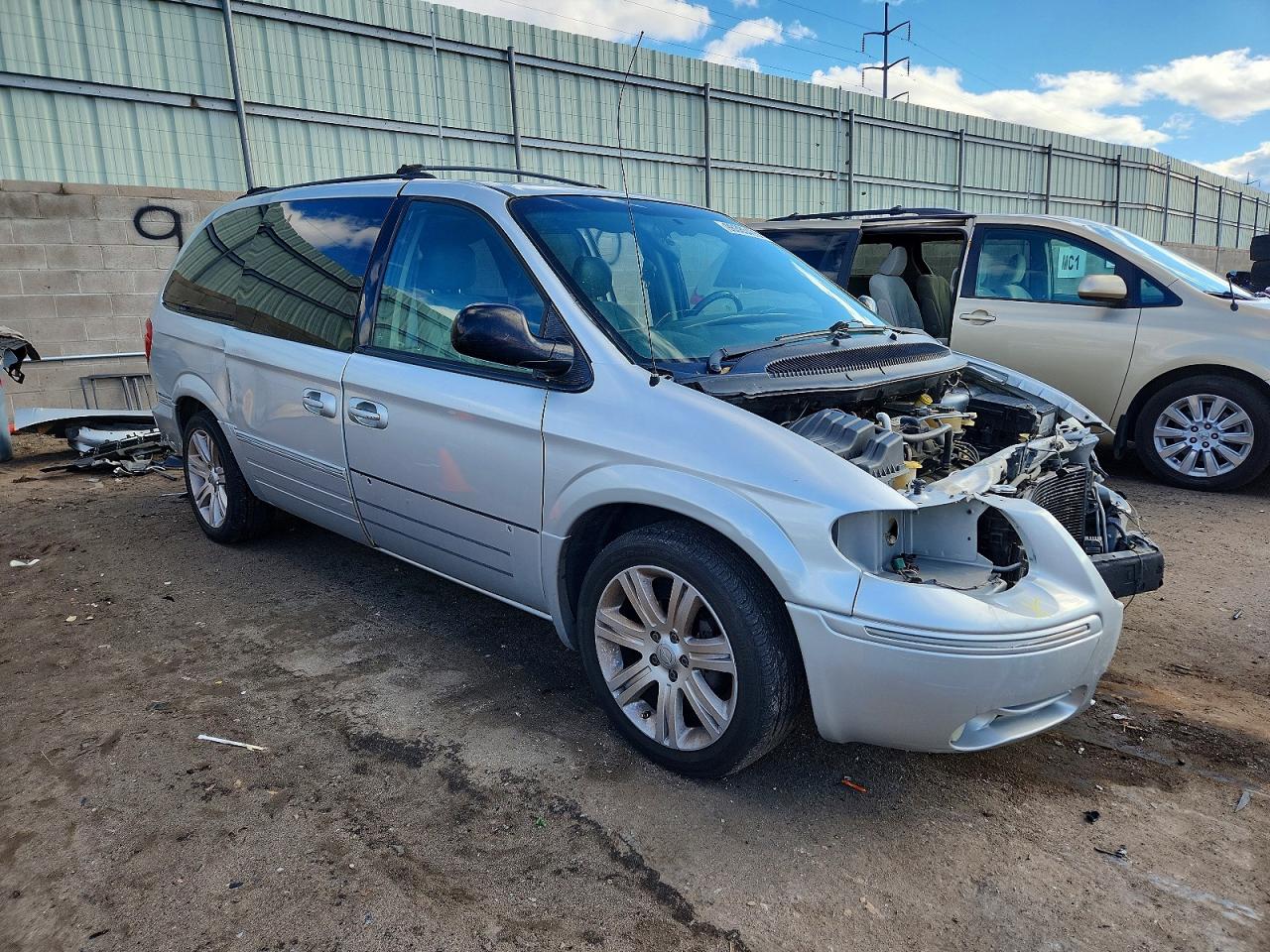2006 CHRYSLER TOWN & COUNTRY TOURING photo 4